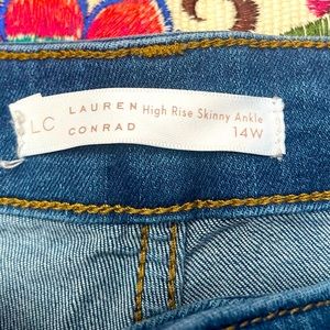 Lauren Conrad light wash butterfly button skinny ankle jeans. Like new condition